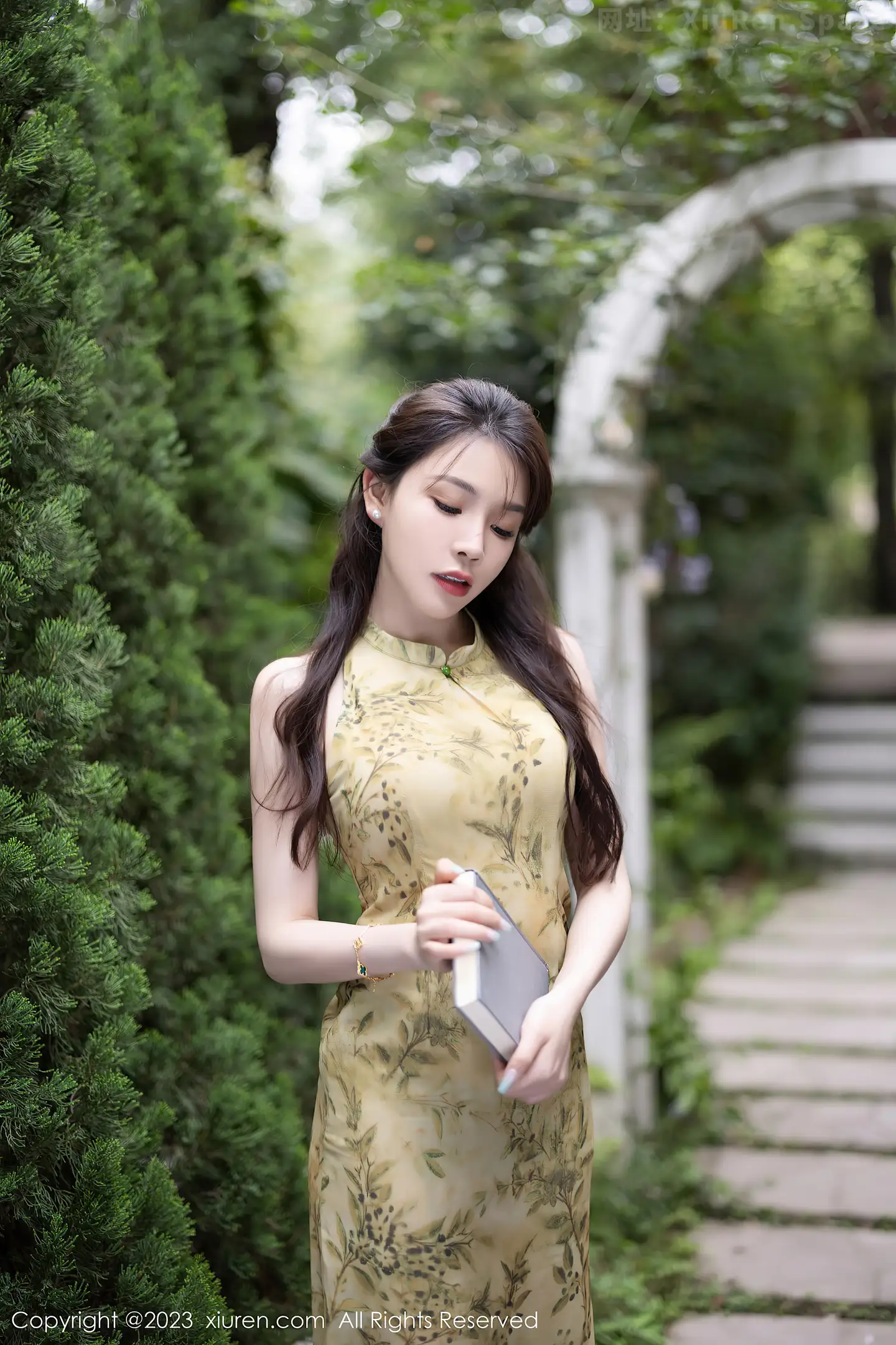 图片[2]-[XiuRen秀人网]VOL.7083 女神徐莉芝Booty欧式文艺风墨绿色内衣配黑丝吊袜迷人诱惑写真81P-秀人网官方网站